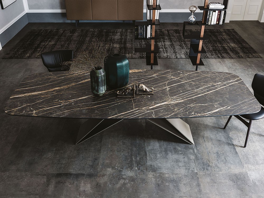 Detalle del porcelánico portoro mate de la mesa Premier Keramik de Cattelan