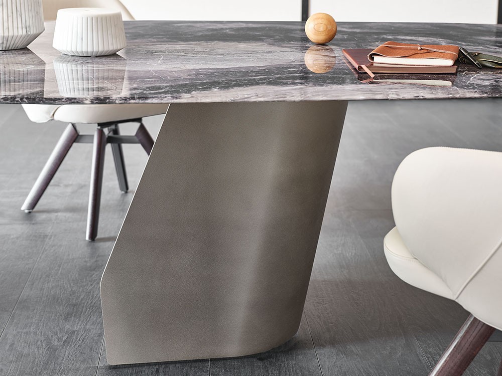 Detalle de la pata en acero gofrado de la mesa de comedor Senator de Cattelan