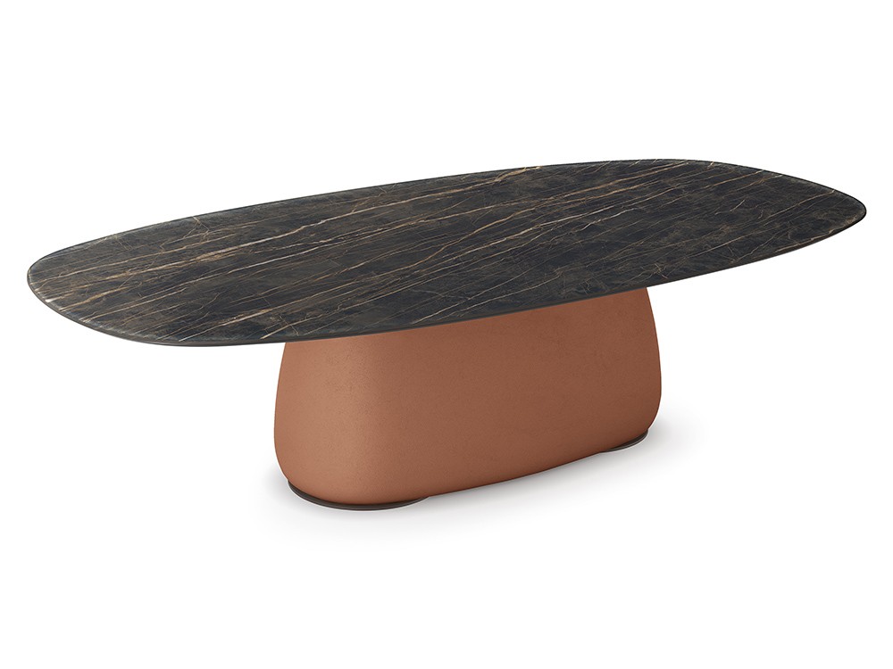 Mesa fija de comedor con sobre porcelánico y base en acabado arcilla espatulada Botero de Cattelan