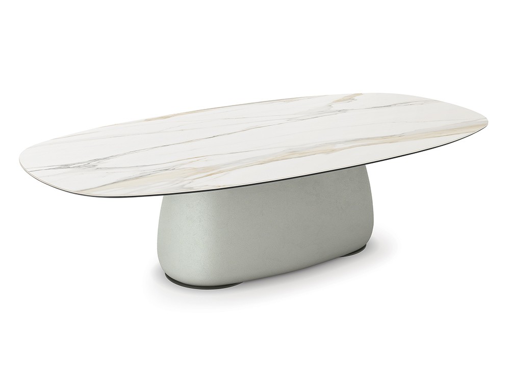 La base con acabado arcilla espatulado de la mesa Botero Keramik de Cattelan