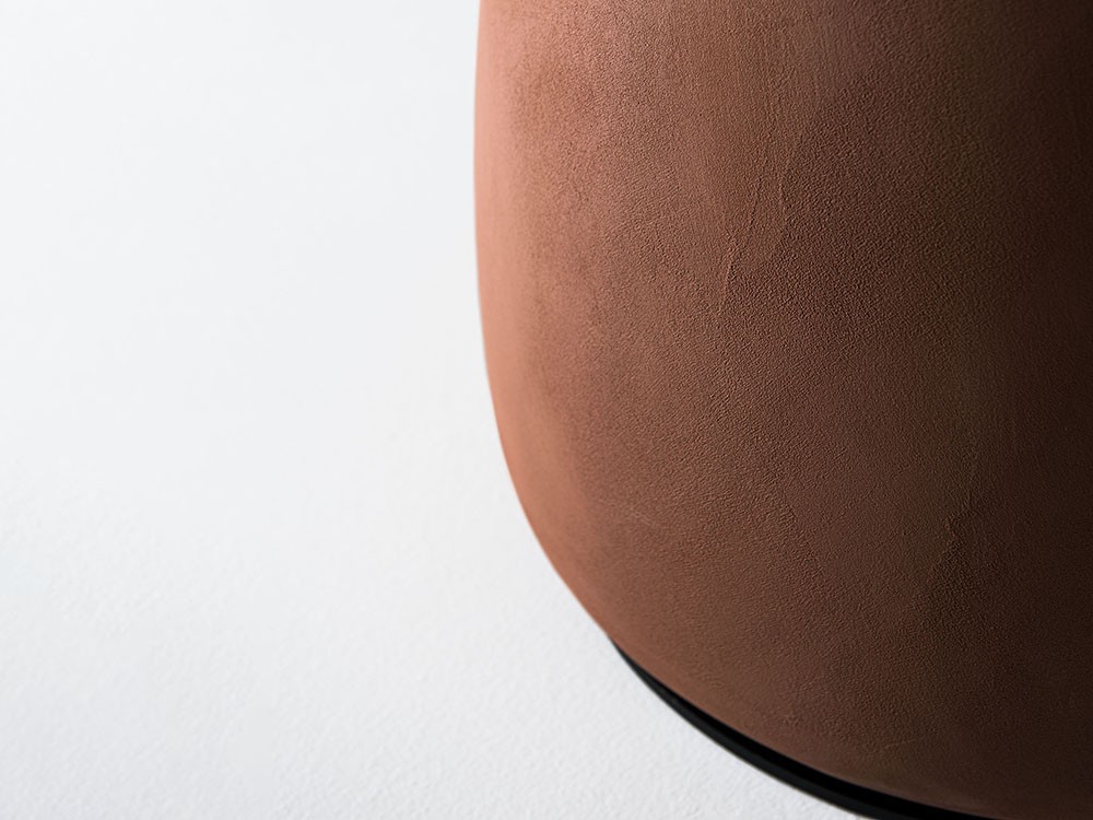 La base con acabado arcilla espatulado de la mesa Botero Keramik de Cattelan