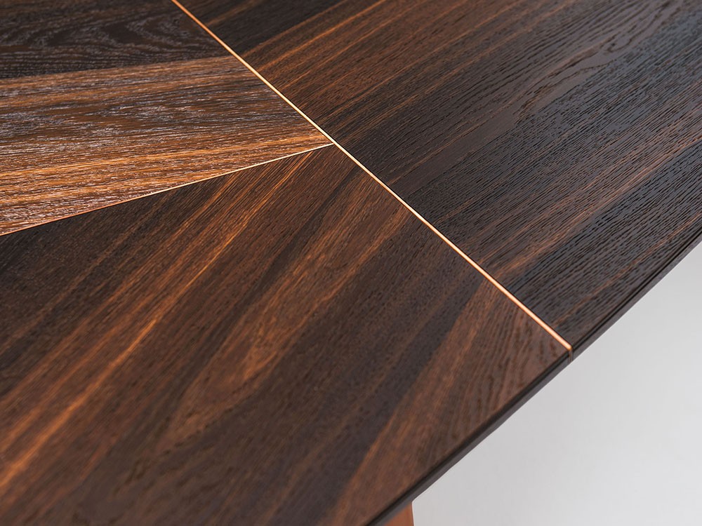 Detalle del acabado en chapa de nogal con detalles de madera maciza Botero Wood de Cattelan