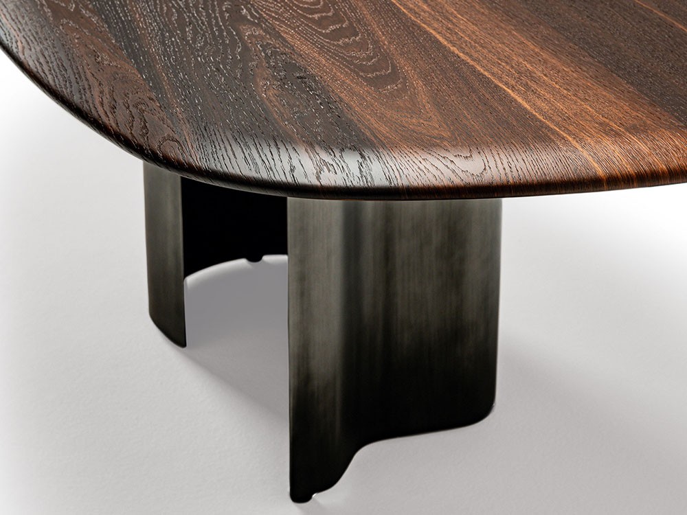 Base de acero de líneas sinuosas de la mesa Papelito Wood de Cattelan