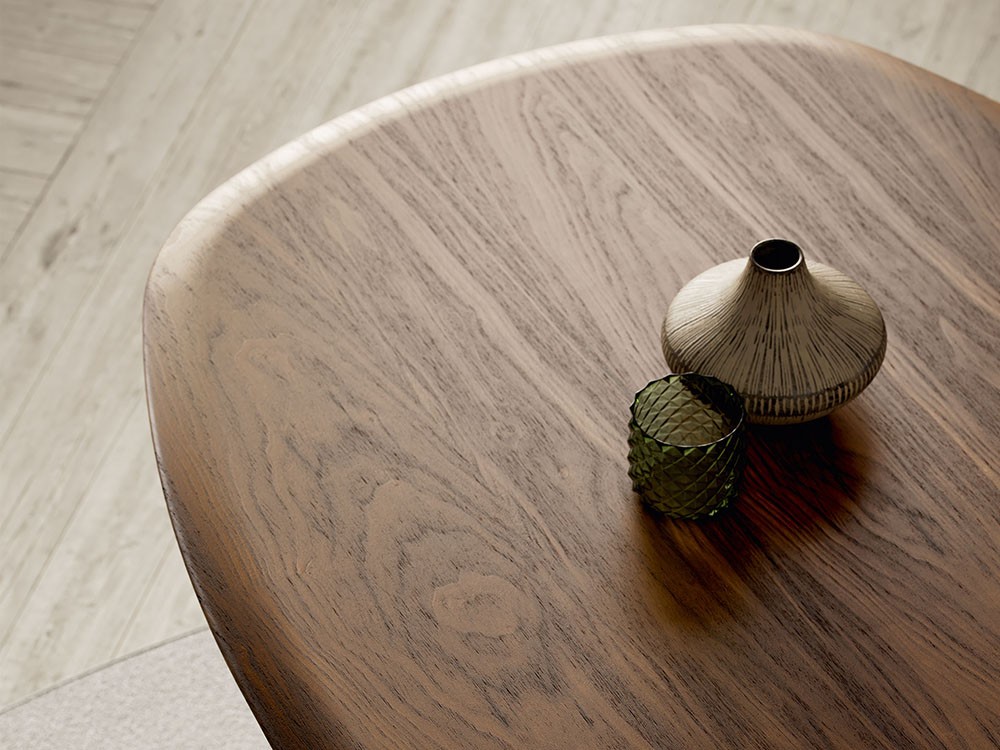 Detalle del sobre en chapa natural para la mesa Papelito Wood de Cattelan