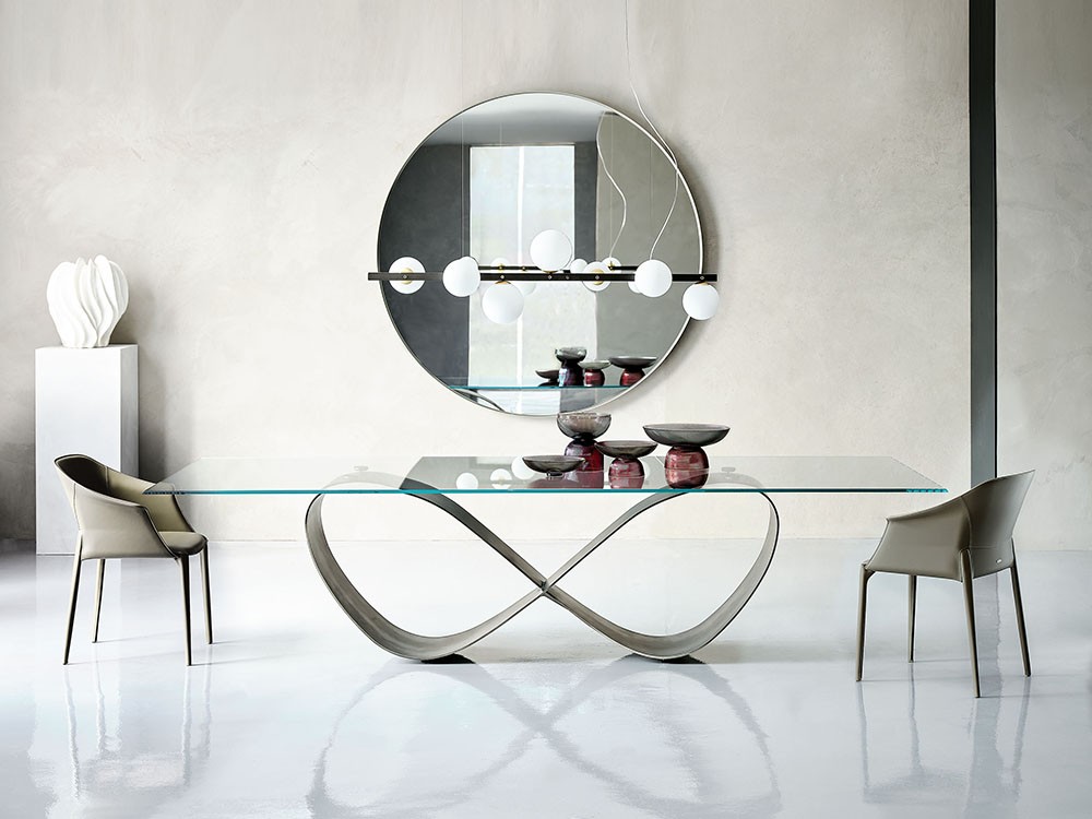 Diseño escultórico de la mesa Butterfly de Cattelan