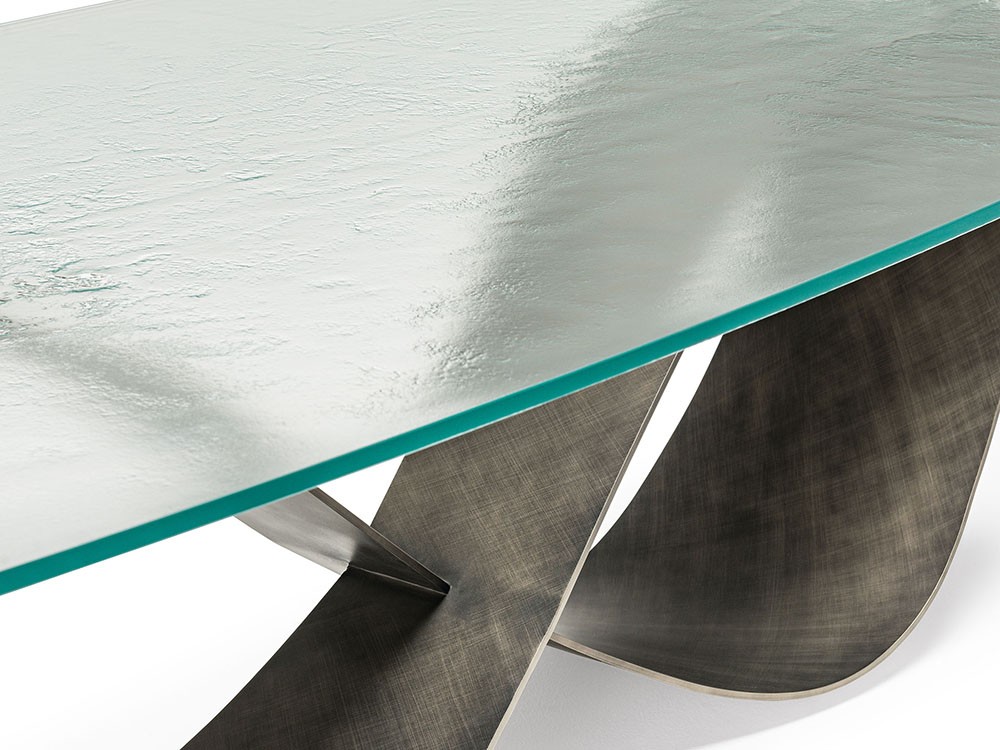 Sobre de cristal extraclaro horneado (MIST) de Cattelan en la mesa Butterfly