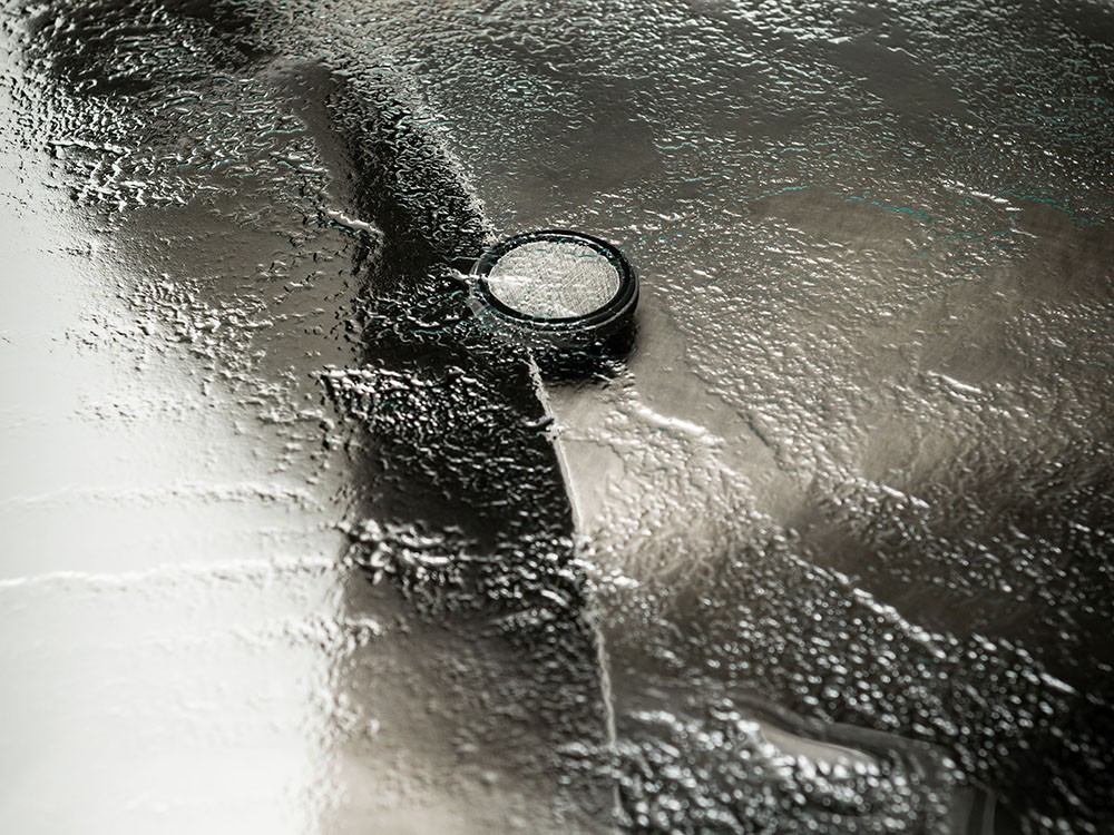 La mesa Butterfly con sobre MIST de Cattelan