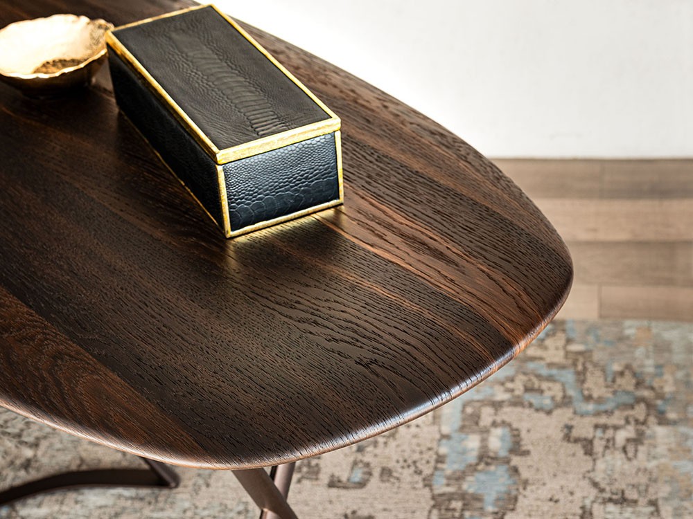 Escritorio de diseño con sobre en chapa natural y base de acero Tahití de Cattelan