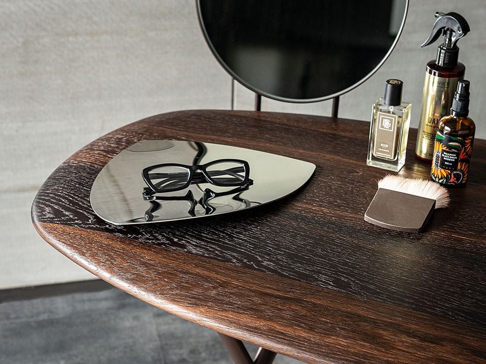 Tocador de diseño con sobre en chapa natural y base de acero Tahití de Cattelan