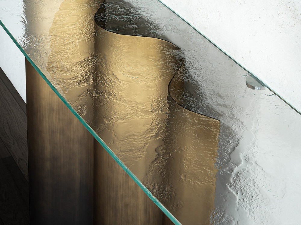 Detalle del cristal transparente extraclaro horneado MIST de Cattelan