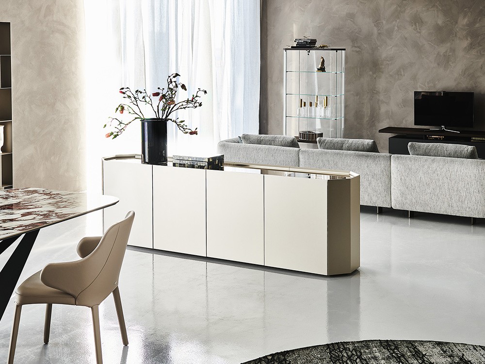 Con sobre de cristal bronce, el aparador Chelsea de Cattelan