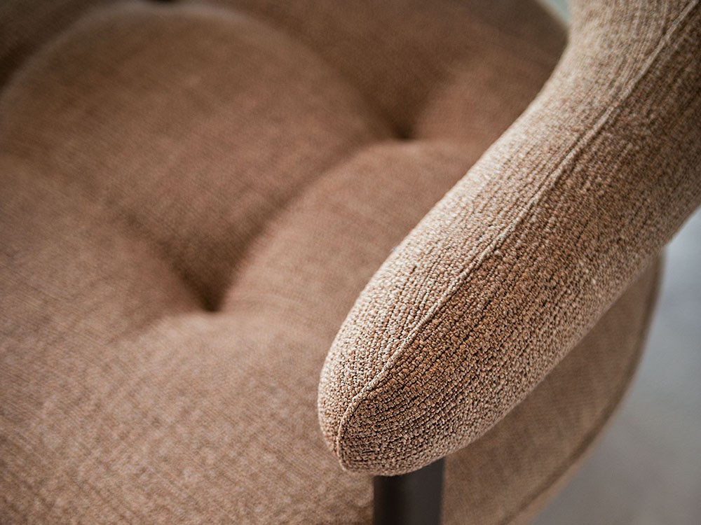 Detalle del asiento tapizado Greta Lounge de Cattelan