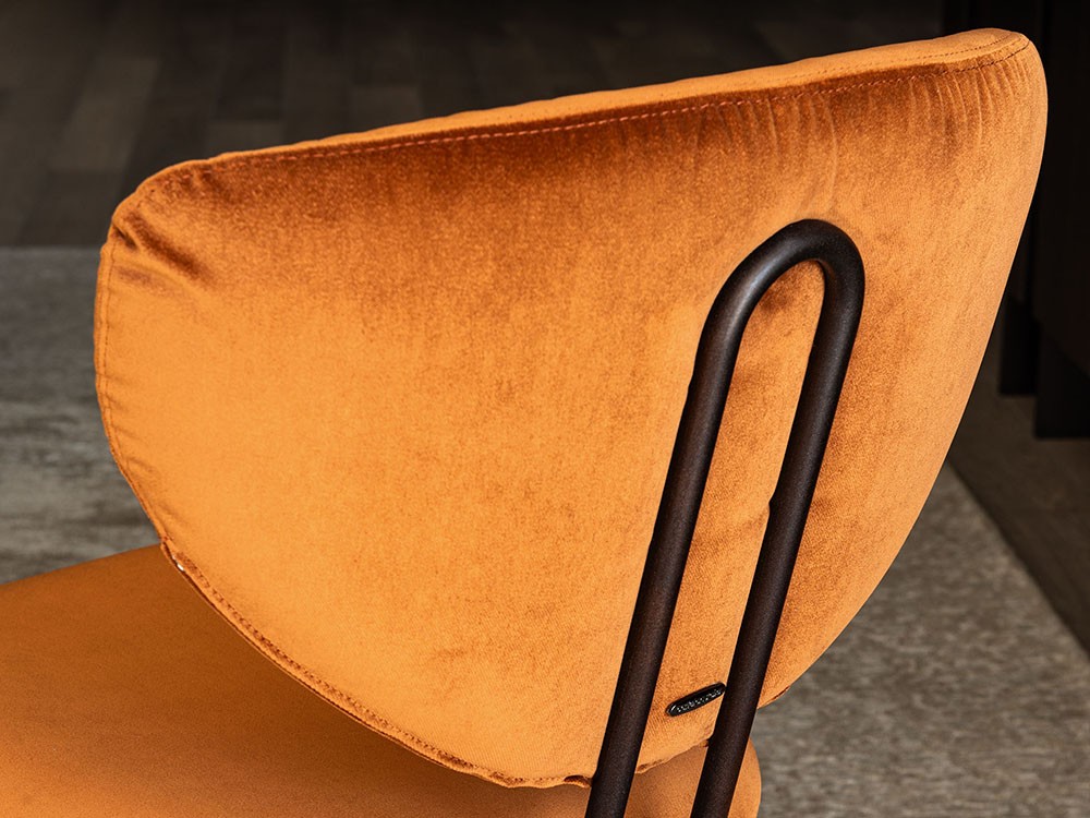 Detalle del respaldo tapizado con la estructura de acero, silla Chloe de Cattelan