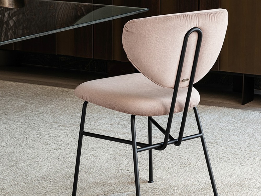 Silla Chloe tapizada con estructura de acero negro de Cattelan