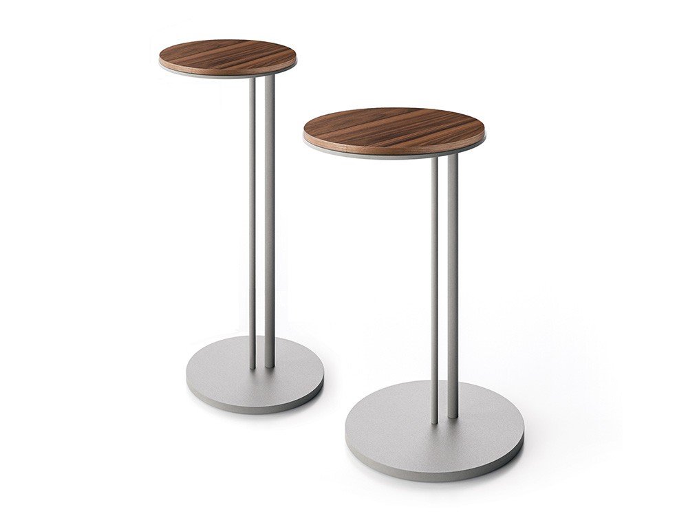 Con sobre de chapa natural y estructura de acero gofrado, mesa Sting Wood de Cattelan