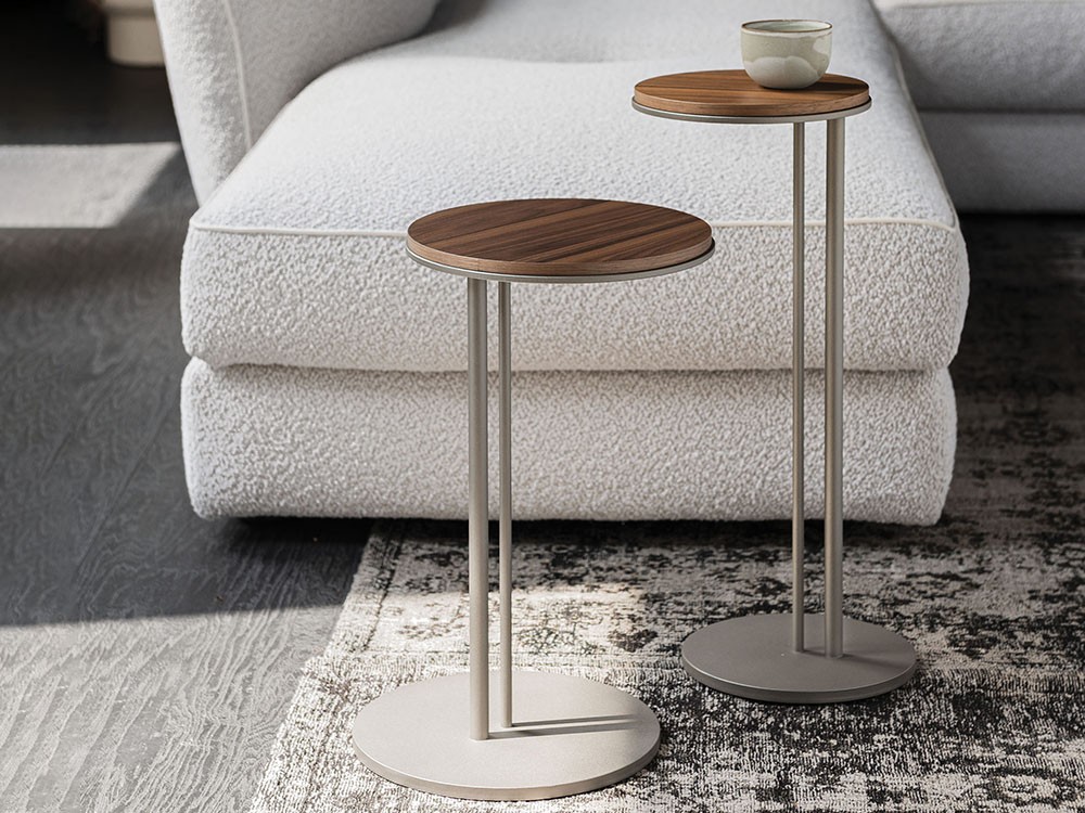 Sobre en roble o nogal y base de acero gofrado titanio o bronce de Cattelan, mesa Sting Wood