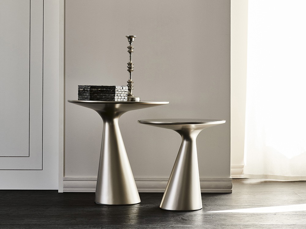 Disponible en varios acabados, está fabricada en poliuretano rígido barnizado, mesa Peyote de Cattelan