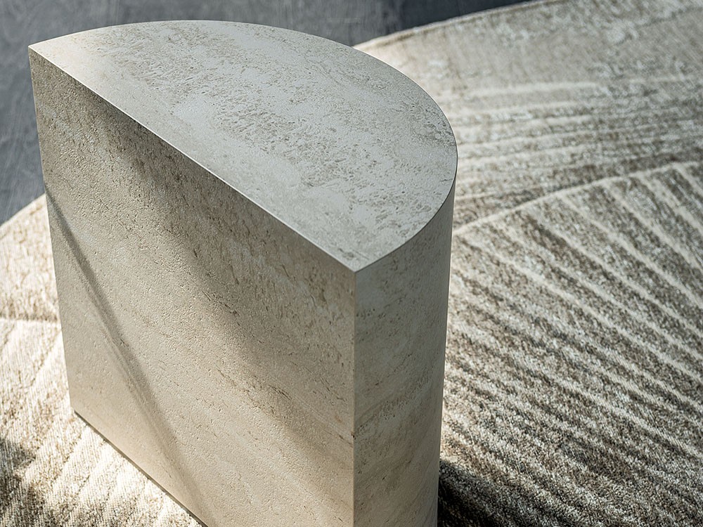 De diseño exclusivo, la mesa Domingo se inspira en la arquitectura clásica. Cattelan italia