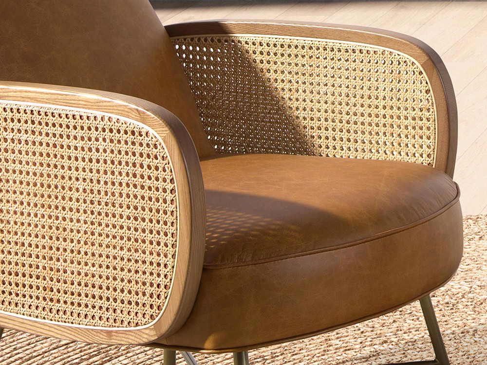 Detalle de los brazos de rattán y el tapizado en piel marrón de la silla 5162 de Ángel Cerdá