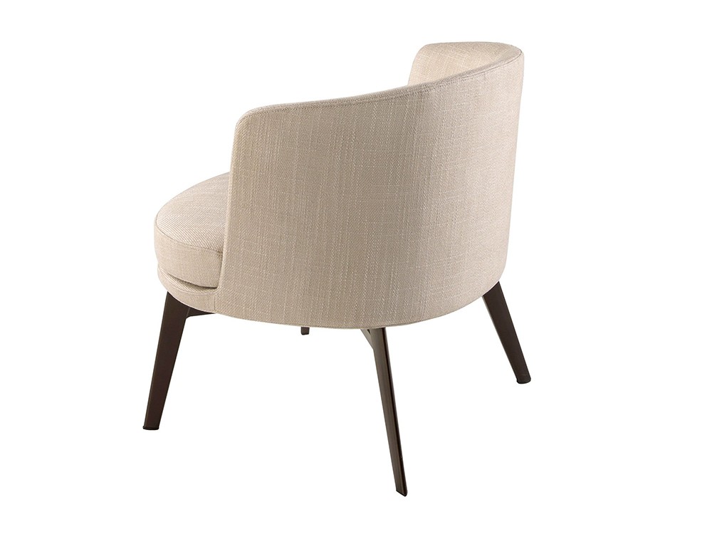 Con base de acero color marrón metal, la butaca 5108 de Ángel Cerdá