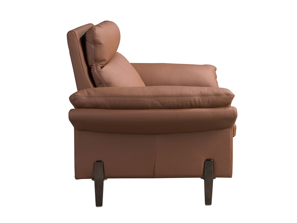 Sillón de diseño con asiento tapizado en piel y base de acero 5173 de Ángel Cerdá