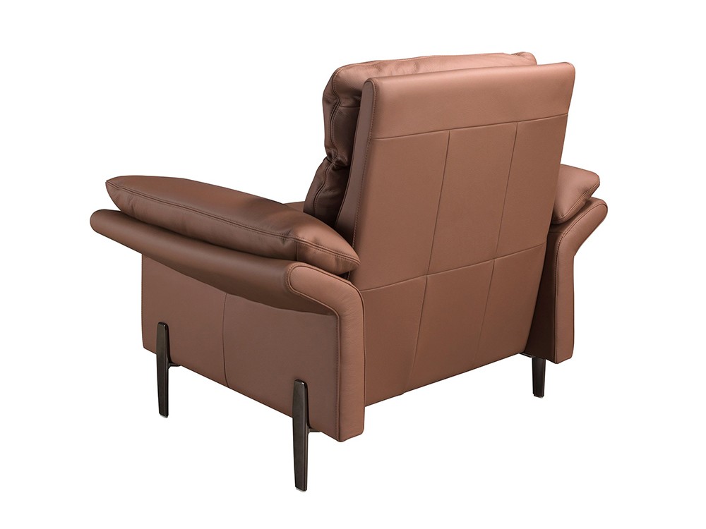 Tapizado en piel de origen vacuno en color marrón, butaca 5173 de Ángel Cerdá