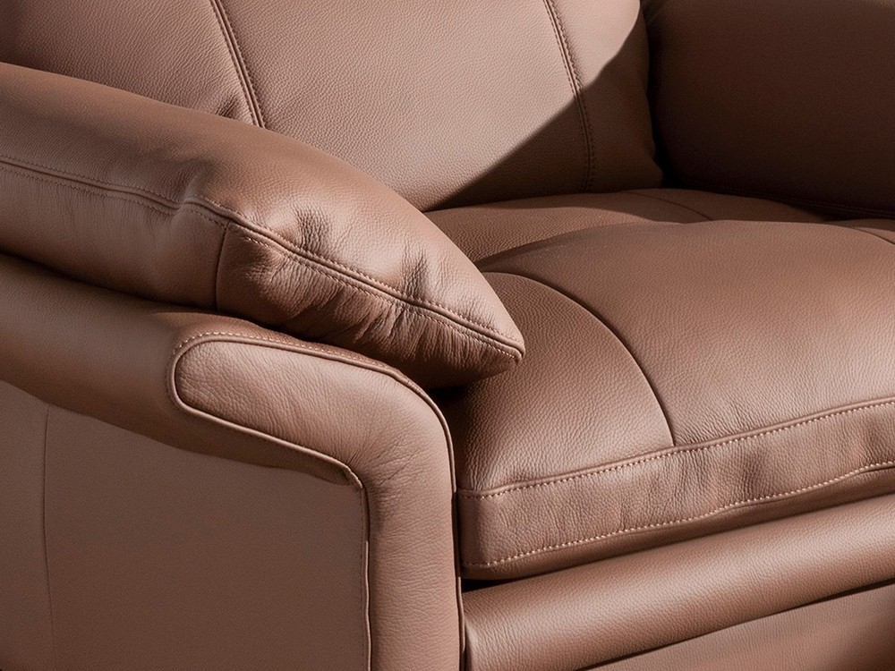 Detalle del tapizado en piel natural de la butaca de Ángel Cerdá 5173