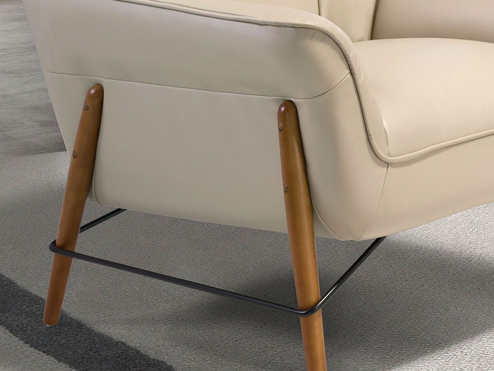Detalle de las patas del sillón 5129 de Ángel Cerdá