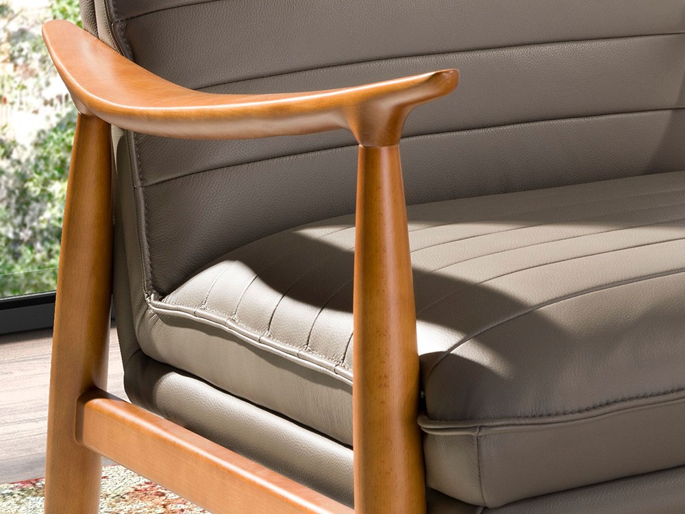 Detalle de los brazos del sillón 5130 de Ángel Cerdá