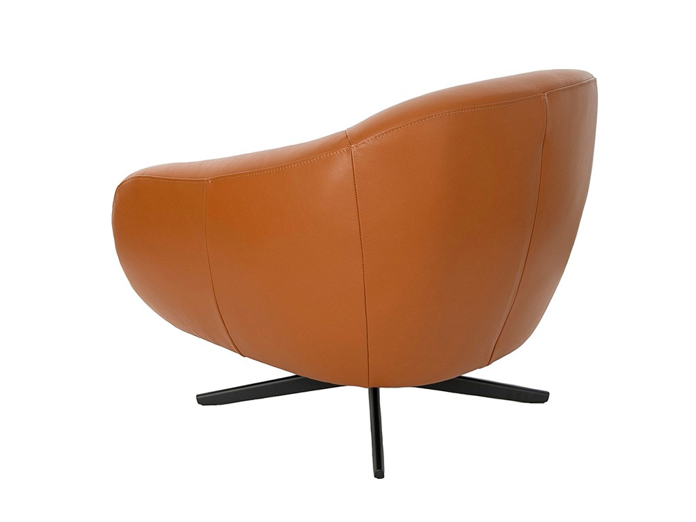 Tapizado en piel natural de origen vacuno en color marrón, sillón de Angel Cerdá 5183