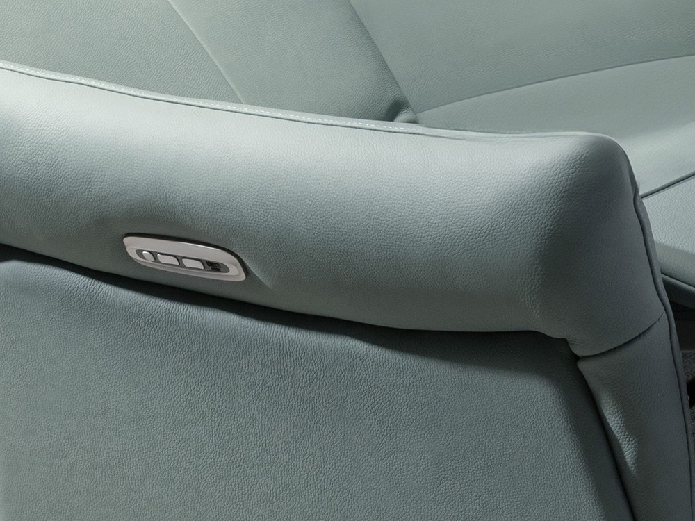 Detalle de la botonera con usb del sillón 5174 de Ángel Cerdá