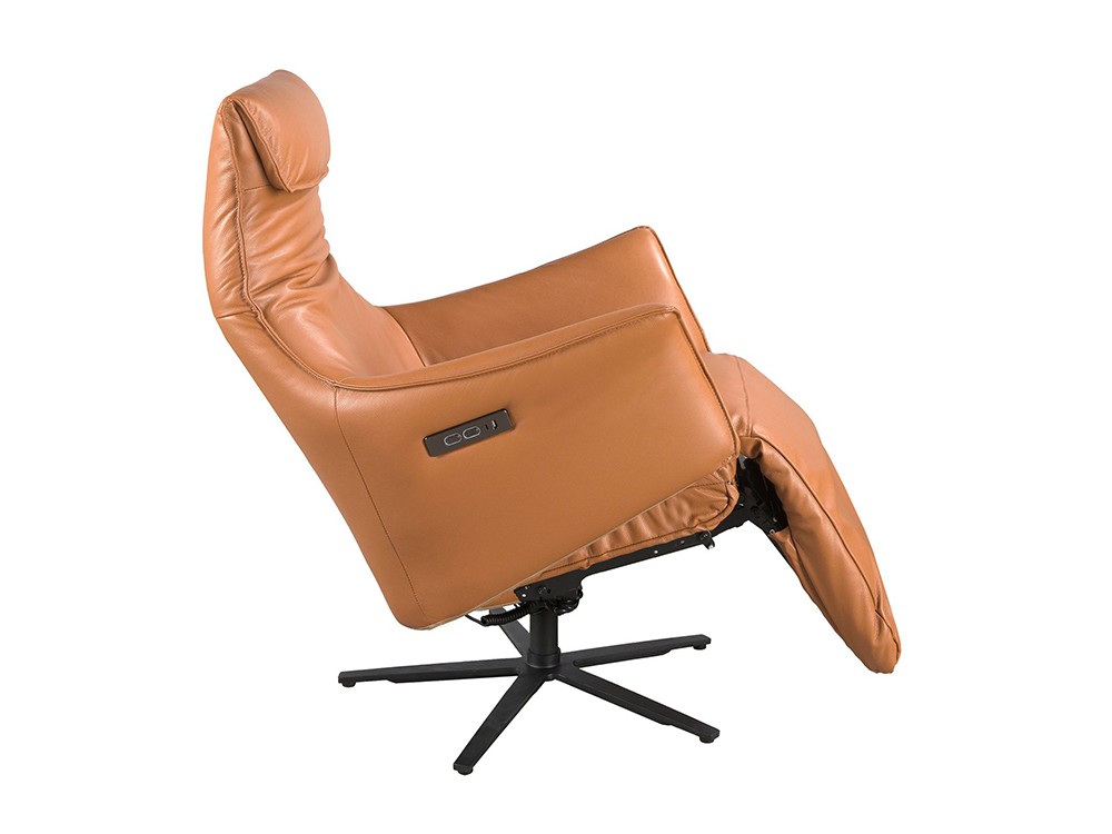 Tapizada en piel natural de origen vacuno en color marrón, sillón 5137 de Ángel Cerdá