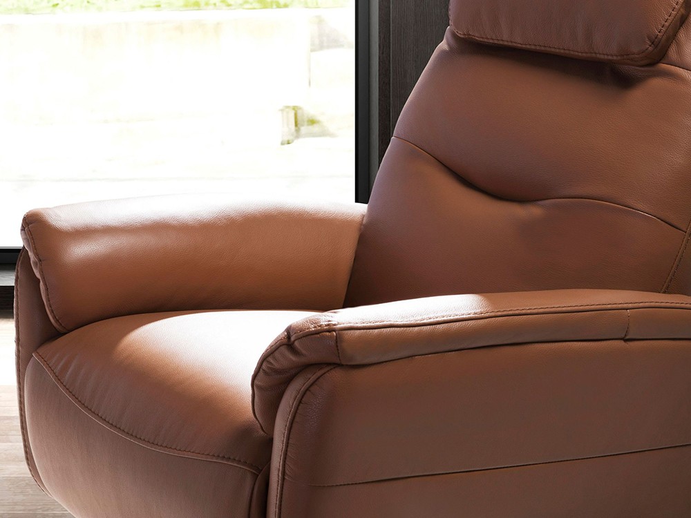 Detalle de la botonera con usb del sillón 5115 de Ángel Cerdá