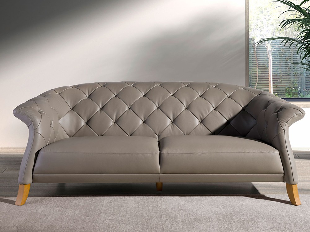 Sofá de dos plazas tapizado en piel natural de origen vacuno de 1.25mm de espesor en color gris