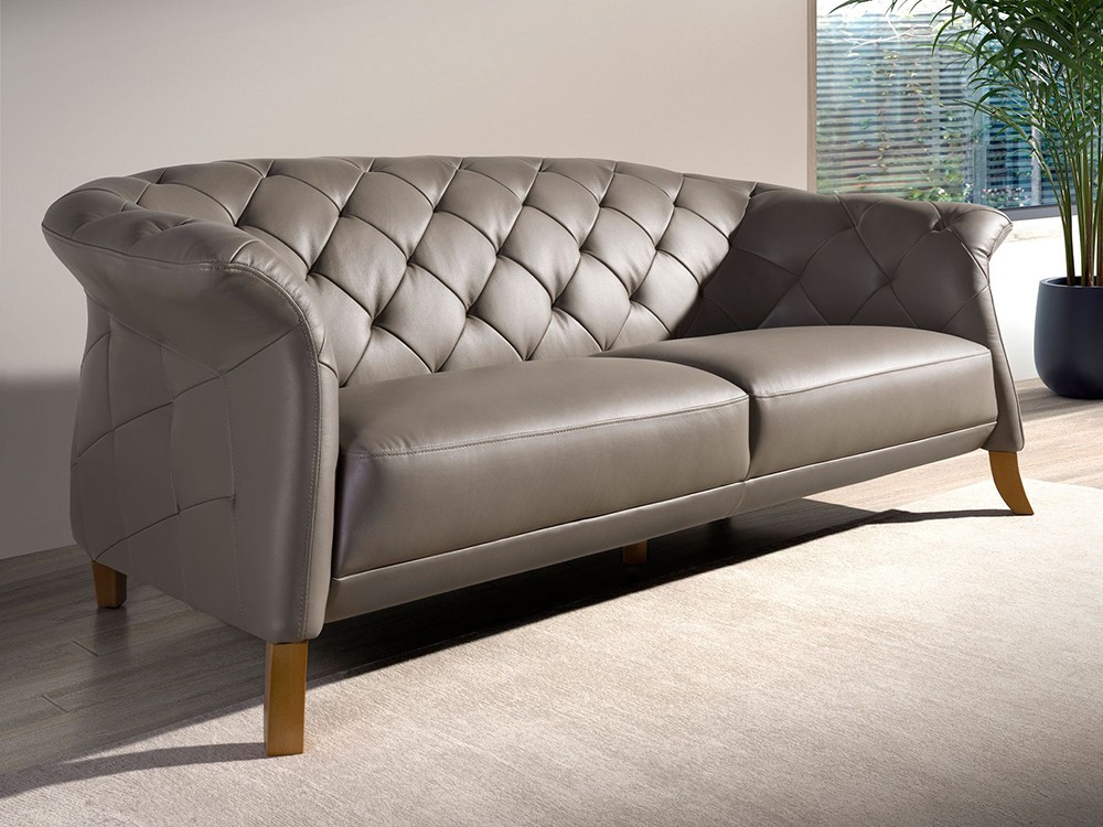 Sofá chester de dos plazas tapizado en piel capitoné 6187 de Ángel cerdá