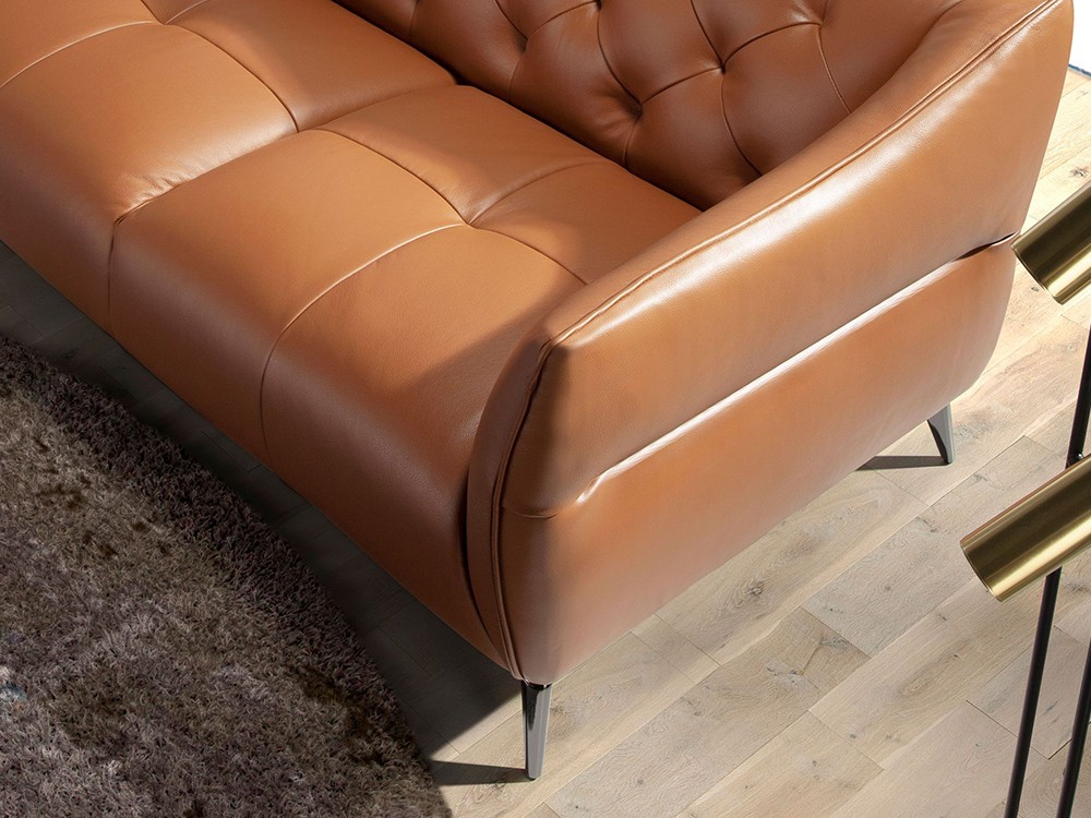 Detalle del reposabrazos estrecho del sofá 6169 o 6168 de Ángel Cerdá