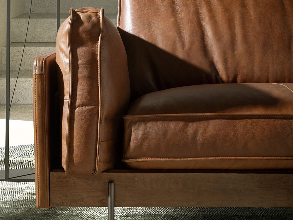 Detalle del tapizado de piel natural marrón tabaco de 1.25mm de espesor de Ángel Cerdá