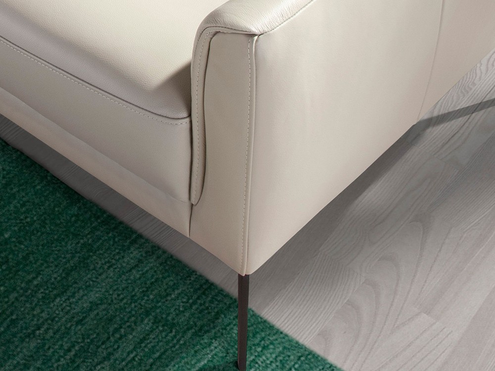 Detalle del tapizado de piel natural gris taupe de 1.25mm de espesor de Ángel Cerdá