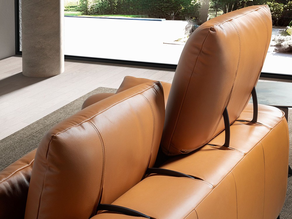 Detalle del reposacabezas y el tapizado en piel marrón, sofá de Ángel Cerdá 6207 o 6208