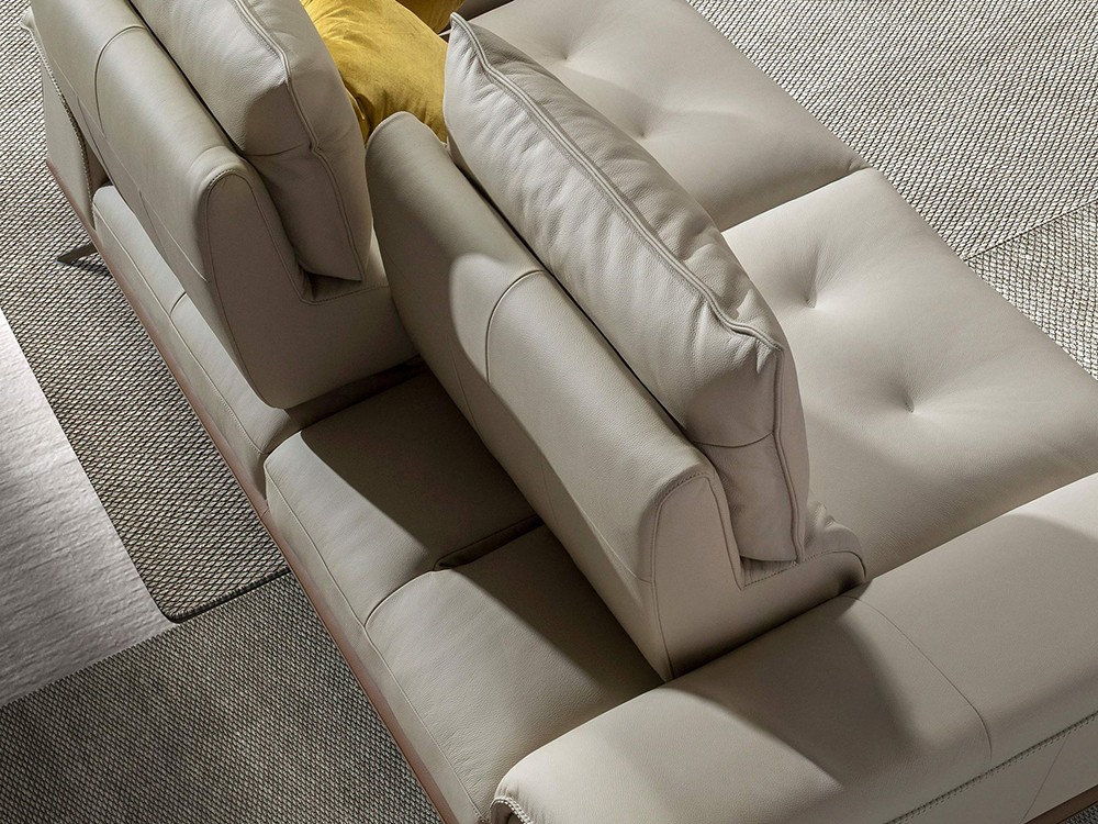 Detalle del asiento con acabado capitoné del sofá 6248 o 6247 de Ángel Cerdá