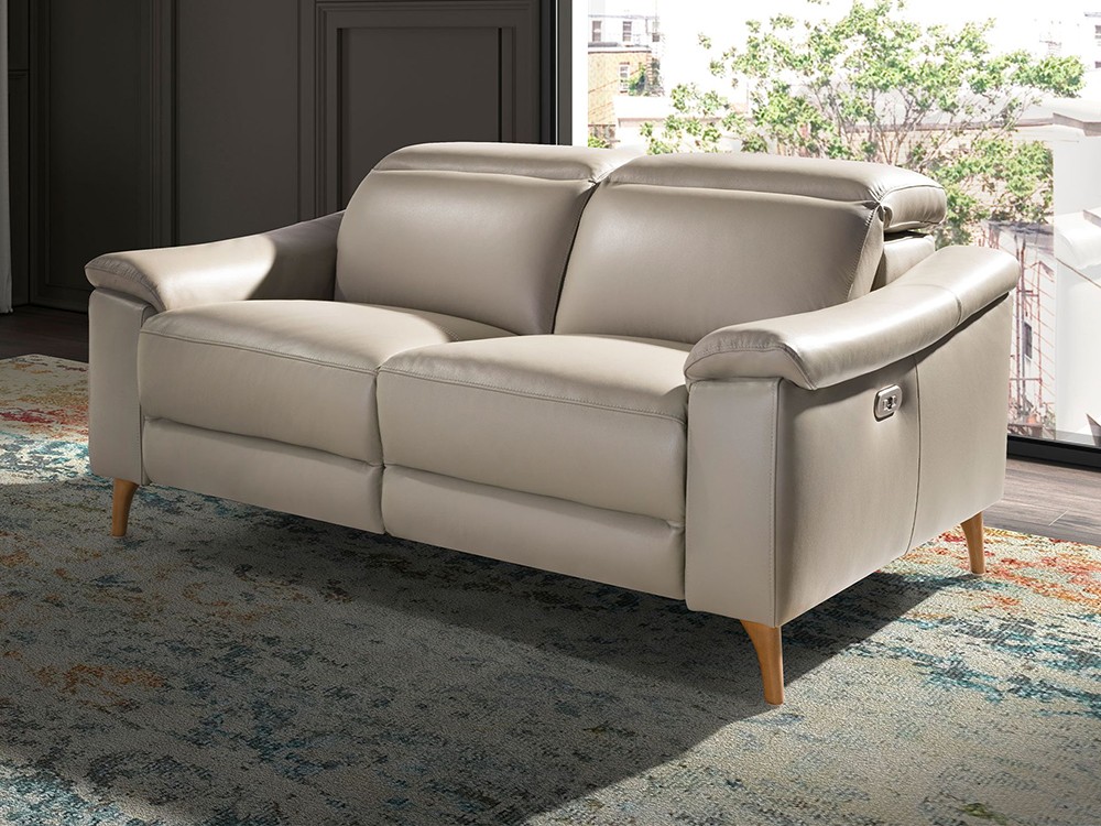 Con tapizado en piel natural de origen vacuno en color gris taupé de 1.25mm de espesor