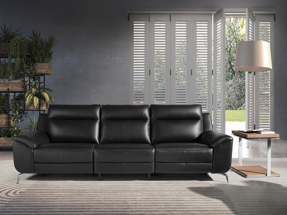 Con tapizado en piel natural de origen vacuno en color negro de 1.25mm de espesor