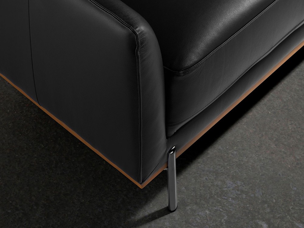 Detalle del tapizado en piel natural color negro y la pieza decorativa de madera sofá 6197 / 6198