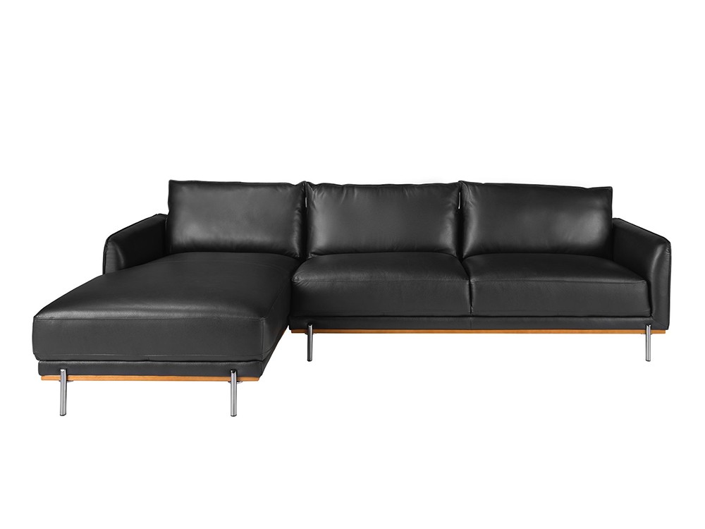 Con detalle de madera en la base del sofá 6197 o 6198 de Ángel Cerda