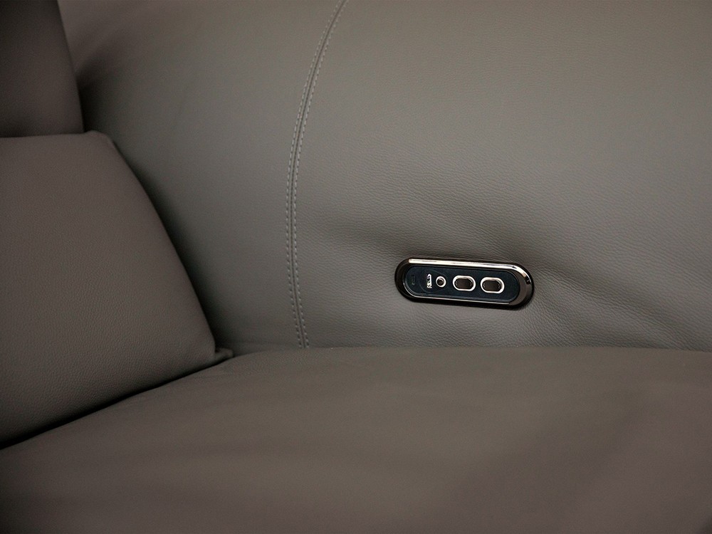 Detalle de la botonera con USB del sofá 6249 de Ángel Cerdá