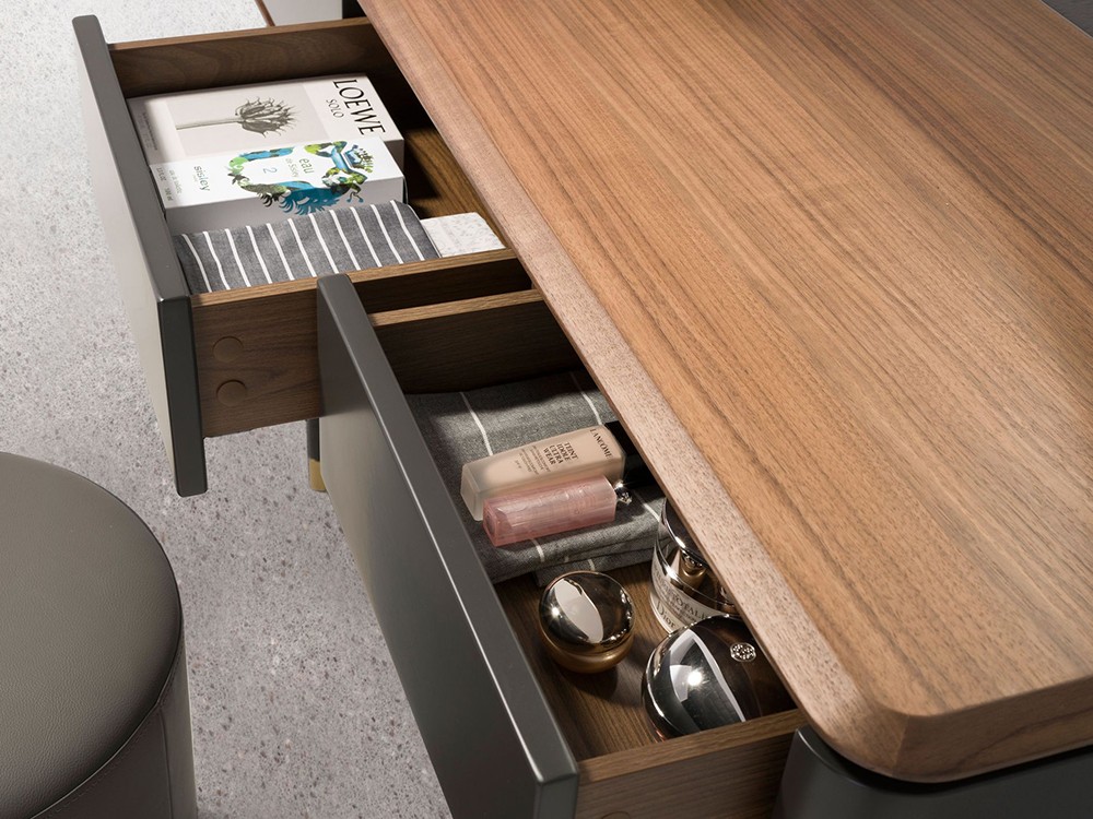 Detalle de los cajones de la consola 7171 de Ángel Cerdá