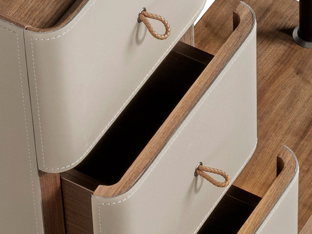 Detalle de los cajones tapizados en piel de origen vacuno color visón del perchero 3281 de Ángel Cerdá