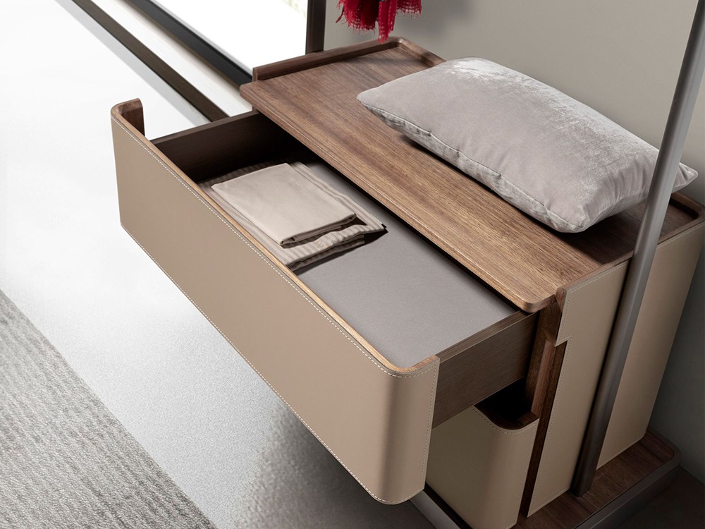 Detalle de los cajones tapizados en piel de origen vacuno color visón del perchero 3282 de Ángel Cerdá