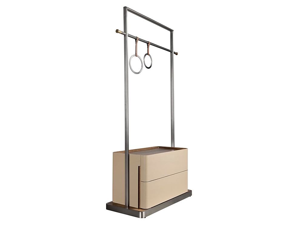 Con estructura de acero inoxidable oscurecido, perchero 3282 de Ángel Cerdá