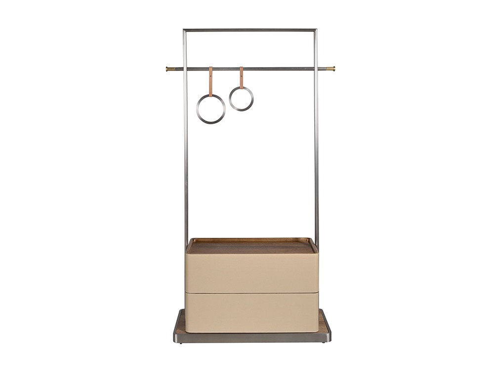 Combina la chapa natural de nogal con el tapizado en piel color visón, recibidor 3282 Ángel Cerdá